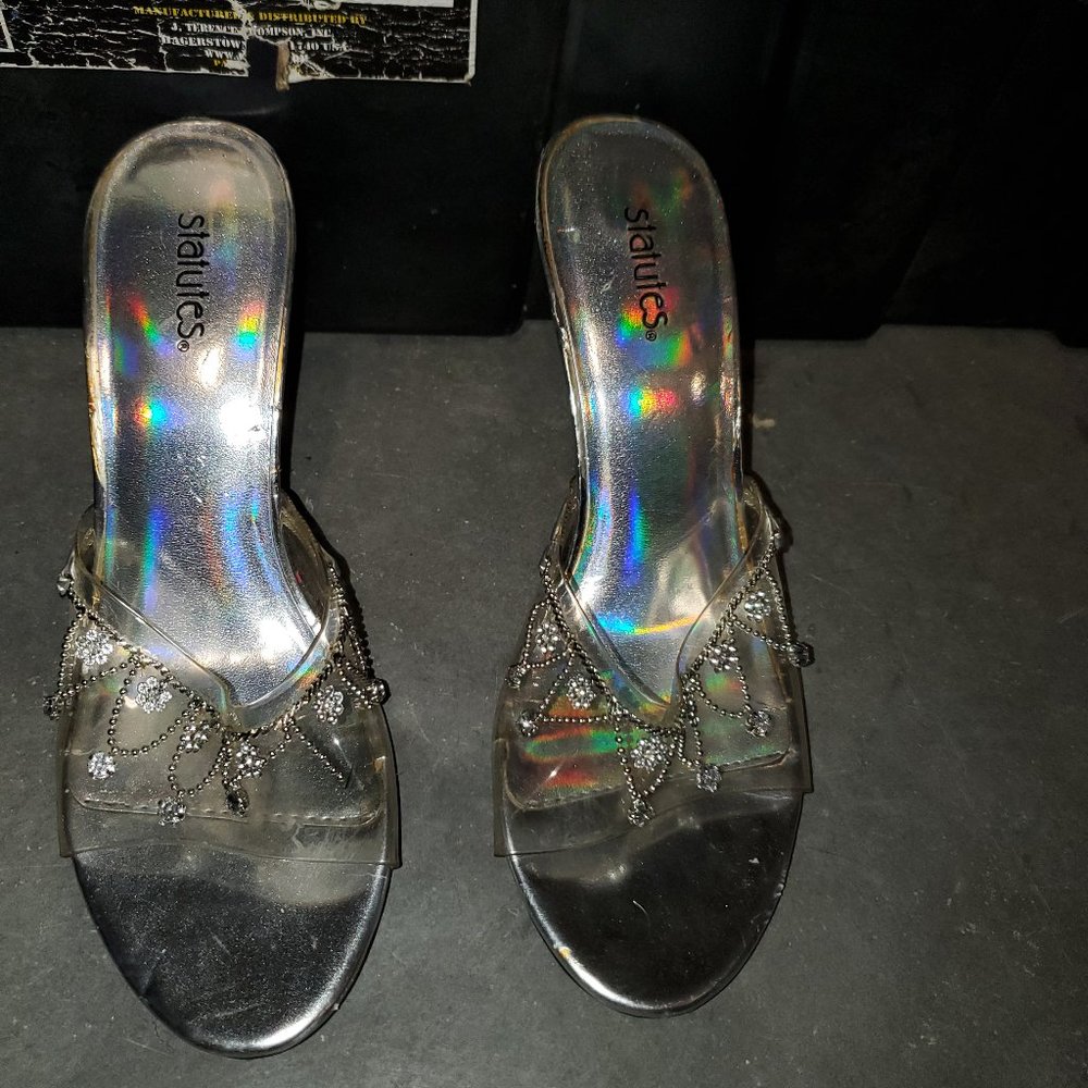 Statutes heels